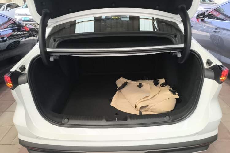 Used Geely Galaxy L6 2024 125km PLUS Dragon Edition Trunk