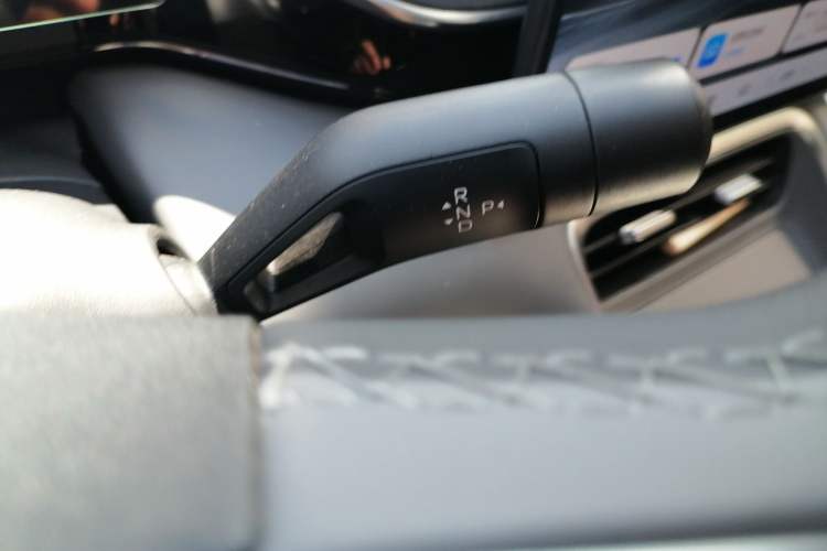 Used Geely Galaxy L6 2025 EM-i 140km Starship Edition Gear Lever