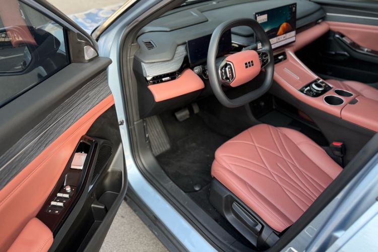 Used Geely Galaxy L6 2025 EM-i 140km Long-Range Version Interior 1