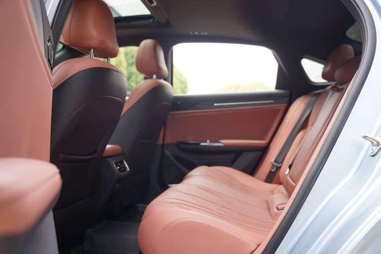 Used Geely Galaxy L6 2025 EM-i 140km Starship Edition Interior 10