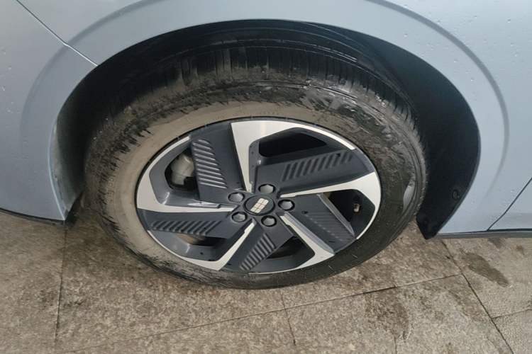 Used Geely Galaxy L6 2025 EM-i 140km Starship Edition Left Front Wheel Hub