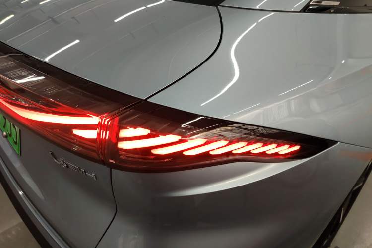 Used Geely Galaxy L6 2025 EM-i 140km Starship Edition Right Rear Taillight