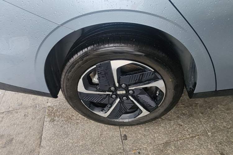 Used Geely Galaxy L6 2025 EM-i 140km Starship Edition Right Rear Wheel Hub
