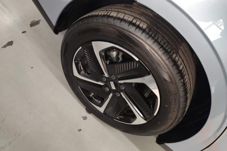 Used Geely Galaxy L6 2025 EM-i 140km Starship Edition Right Rear Wheel Hub
