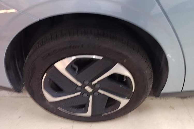Used Geely Galaxy L6 2025 EM-i 140km Starship Edition Right Rear Wheel Hub
