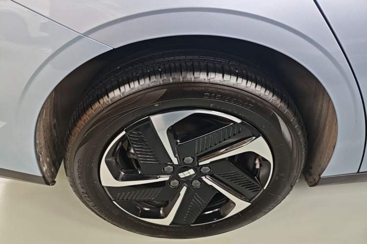 Used Geely Galaxy L6 2025 EM-i 140km Starship Edition Right Rear Wheel Hub