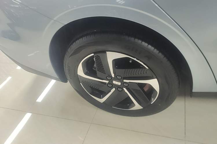Used Geely Galaxy L6 2025 EM-i 140km Starship Edition Right Rear Wheel Hub