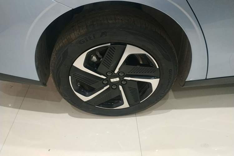 Used Geely Galaxy L6 2025 EM-i 140km Starship Edition Right Rear Wheel Hub