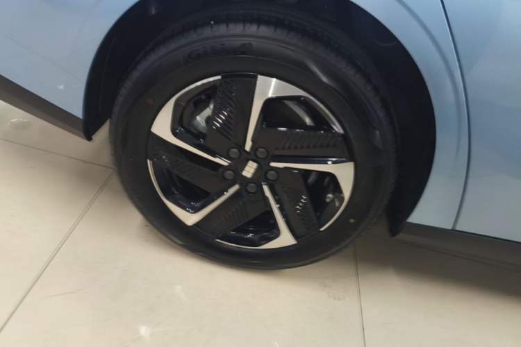 Used Geely Galaxy L6 2025 EM-i 140km Starship Edition Right Rear Wheel Hub