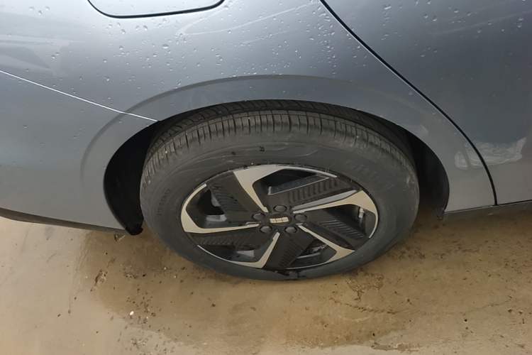 Used Geely Galaxy L6 2025 EM-i 140km Starship Edition Right Rear Wheel Hub