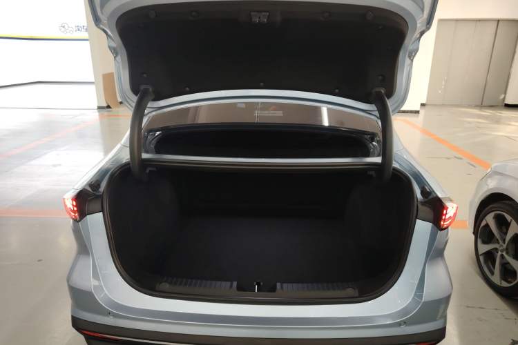 Used Geely Galaxy L6 2025 EM-i 140km Starship Edition Trunk