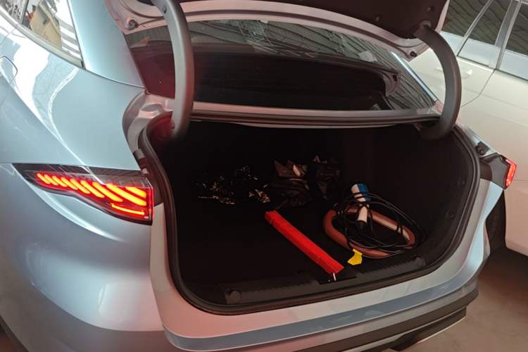 Used Geely Galaxy L6 2025 EM-i 140km Explorer+ Edition Trunk
