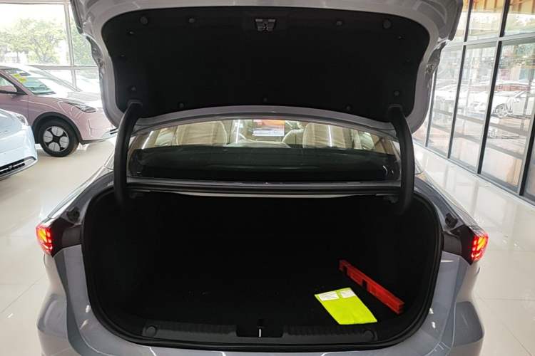 Used Geely Galaxy L6 2025 EM-i 140km Explorer+ Edition Trunk