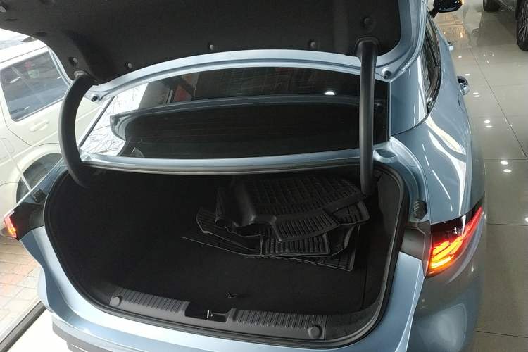 Used Geely Galaxy L6 2025 EM-i 140km Starship Edition Trunk