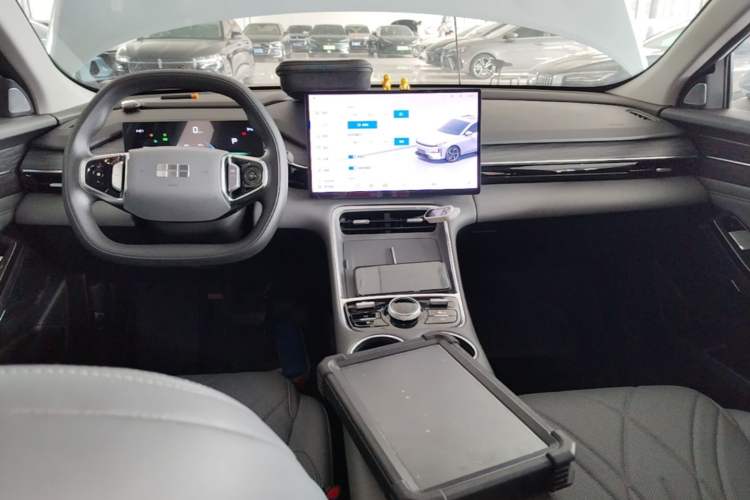 Used Geely Galaxy L6 2025 EM-i 140km Long-Range Version Center Console