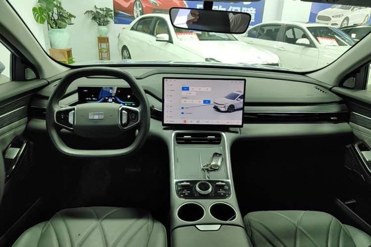 Used Geely Galaxy L6 2025 EM-i 140km Long-Range Version Center Console