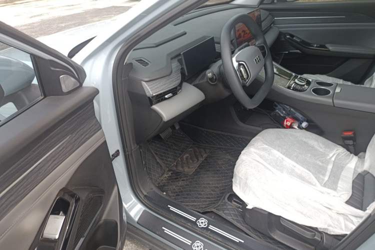 Used Geely Galaxy L6 2025 EM-i 140km Long-Range Version Driver Seat