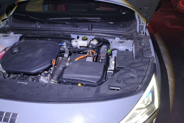 Used Geely Galaxy L6 2025 EM-i 140km Long-Range Version Engine Bay Left