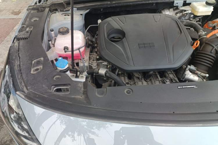 Used Geely Galaxy L6 2025 EM-i 140km Long-Range Version Engine Bay Right