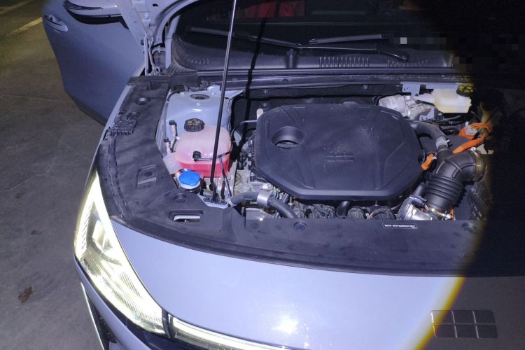 Used Geely Galaxy L6 2025 EM-i 140km Long-Range Version Engine Bay Right
