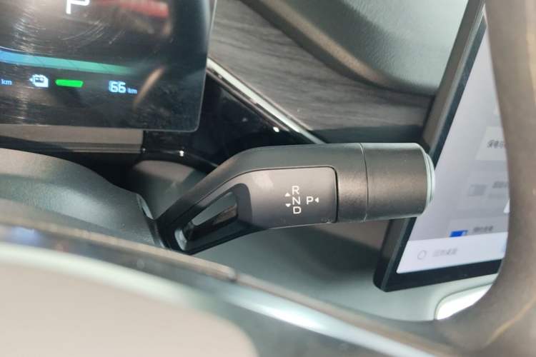 Used Geely Galaxy L6 2025 EM-i 140km Long-Range Version Gear Lever