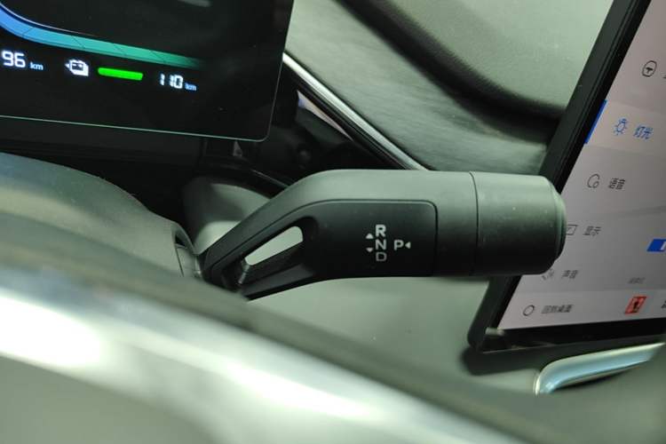 Used Geely Galaxy L6 2025 EM-i 140km Long-Range Version Gear Lever