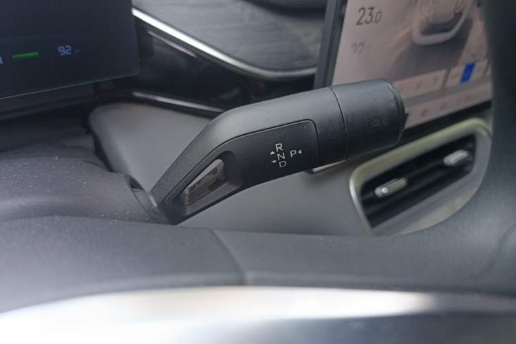 Used Geely Galaxy L6 2025 EM-i 140km Long-Range Version Gear Lever