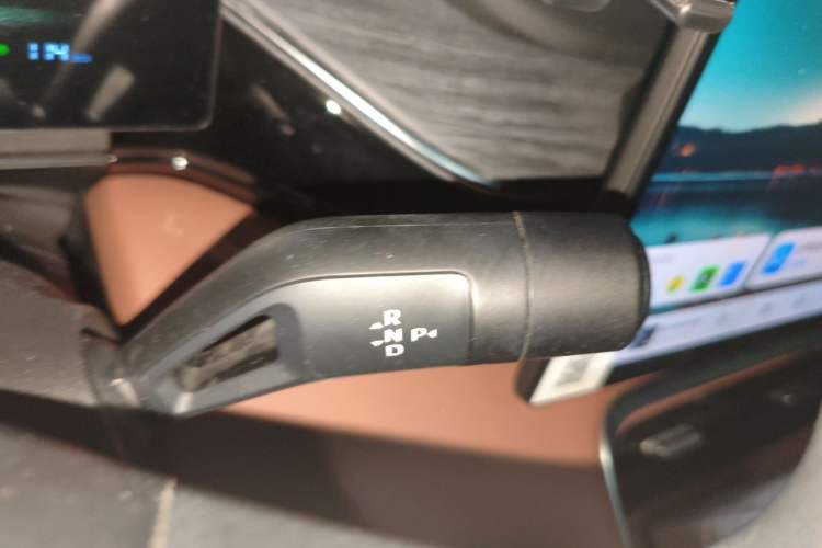 Used Geely Galaxy L6 2025 EM-i 140km Long-Range Version Gear Lever