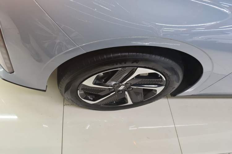 Used Geely Galaxy L6 2025 EM-i 140km Explorer+ Edition Left Front Wheel Hub