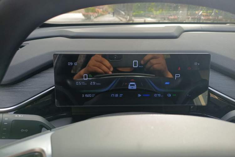 Used Geely Galaxy L6 2025 EM-i 60km Launch Edition Odometer Close Up