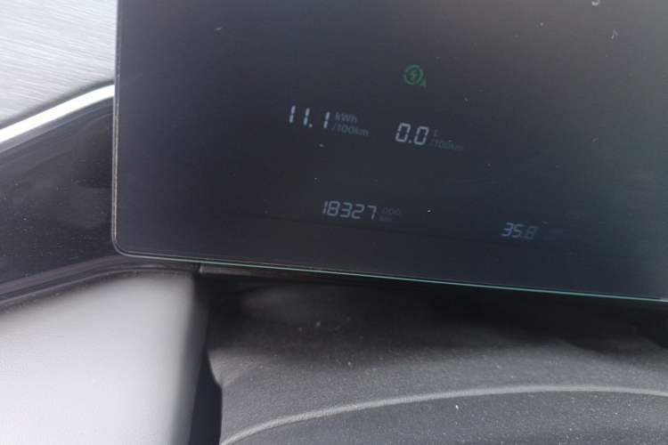 Used Geely Galaxy L6 2025 EM-i 140km Long-Range Version Odometer Close Up