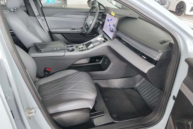 Used Geely Galaxy L6 2025 EM-i 140km Long-Range Version Right Front Seat