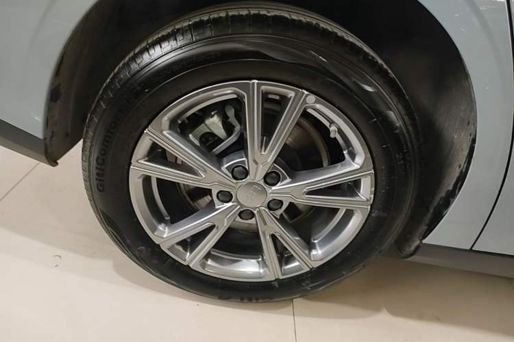 Used Geely Galaxy L6 2025 EM-i 140km Long-Range Version Right Rear Wheel Hub
