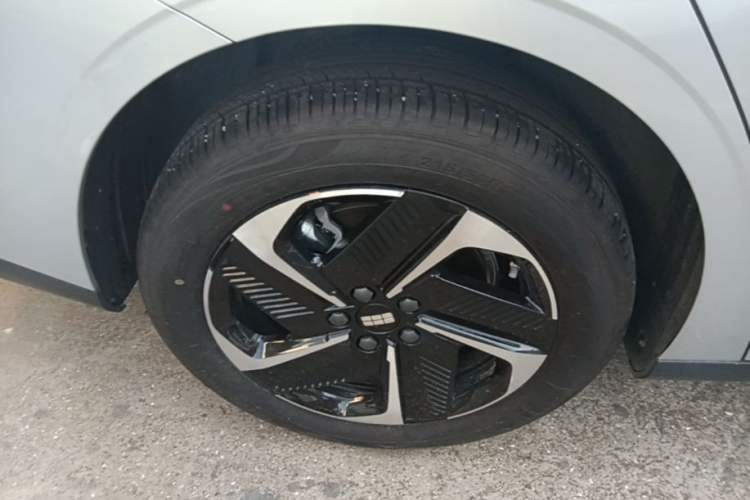Used Geely Galaxy L6 2025 EM-i 140km Explorer+ Edition Right Rear Wheel Hub