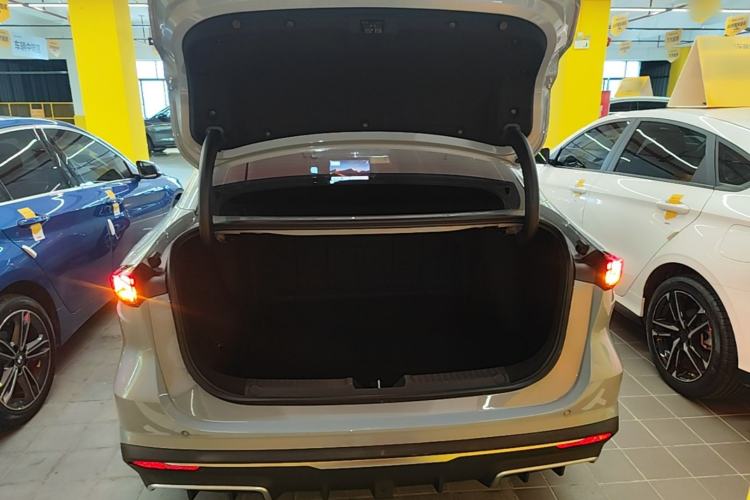 Used Geely Galaxy L6 2025 EM-i 140km Explorer+ Edition Trunk