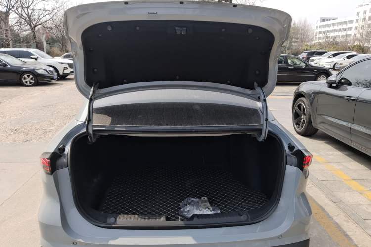Used Geely Galaxy L6 2025 EM-i 60km Launch Edition Trunk