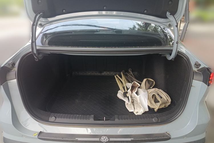 Used Geely Galaxy L6 2025 EM-i 140km Long-Range Version Trunk