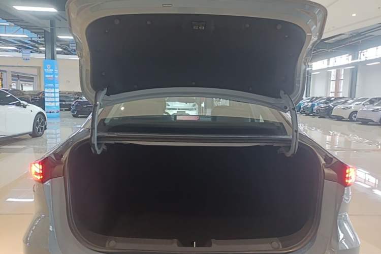Used Geely Galaxy L6 2025 EM-i 60km Launch Edition Trunk