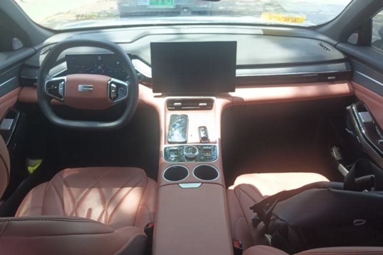 Used Geely Galaxy L6 2025 EM-i 140km Long-Range Version Center Console
