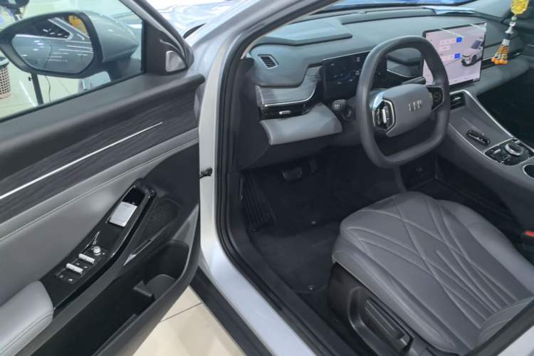 Used Geely Galaxy L6 2025 EM-i 140km Long-Range Version Driver Seat