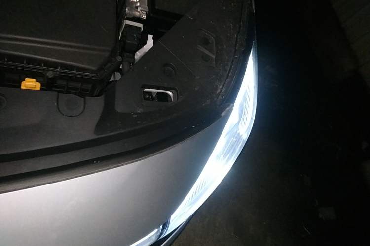 Used Geely Galaxy L6 2025 EM-i 140km Long-Range Version Engine Bay Left