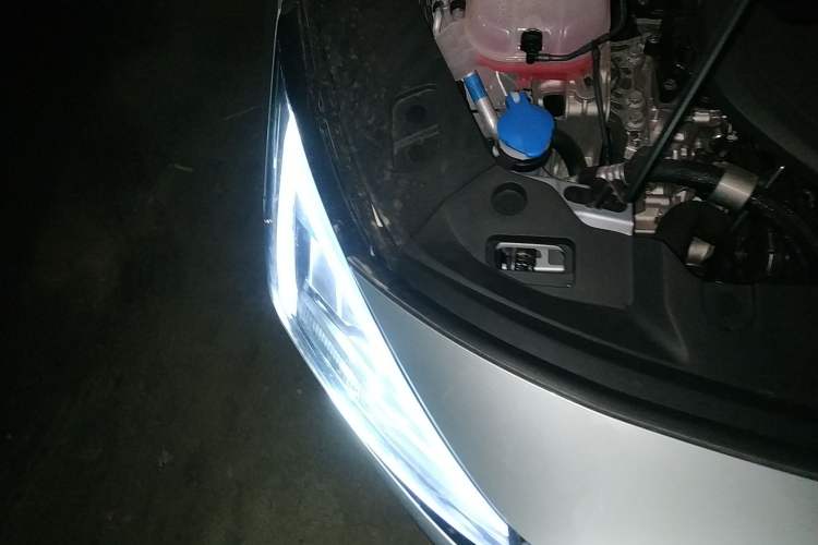 Used Geely Galaxy L6 2025 EM-i 140km Long-Range Version Engine Bay Right
