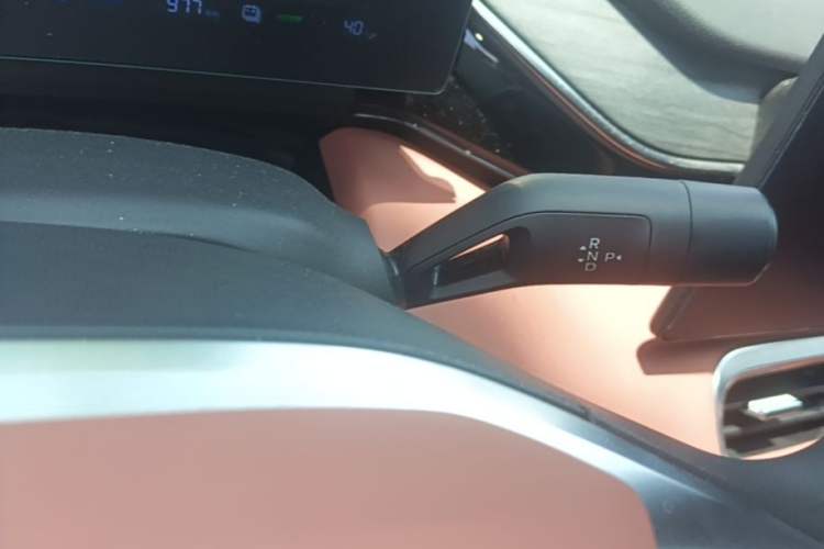 Used Geely Galaxy L6 2025 EM-i 140km Long-Range Version Gear Lever