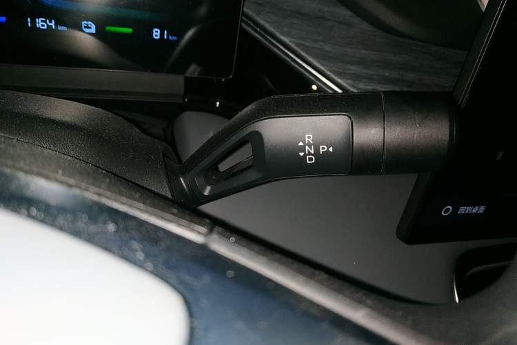 Used Geely Galaxy L6 2025 EM-i 140km Long-Range Version Gear Lever