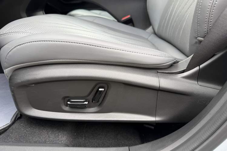 Used Geely Galaxy L6 2025 EM-i 140km Starship Edition Interior 6