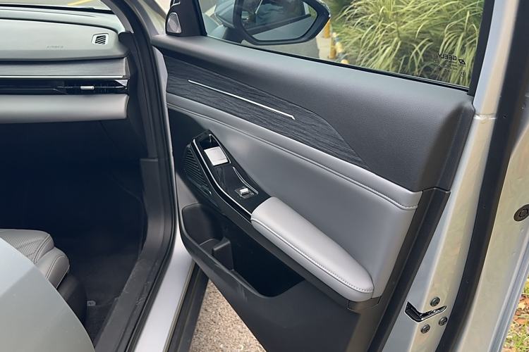 Used Geely Galaxy L6 2025 EM-i 140km Long-Range Version Interior 9