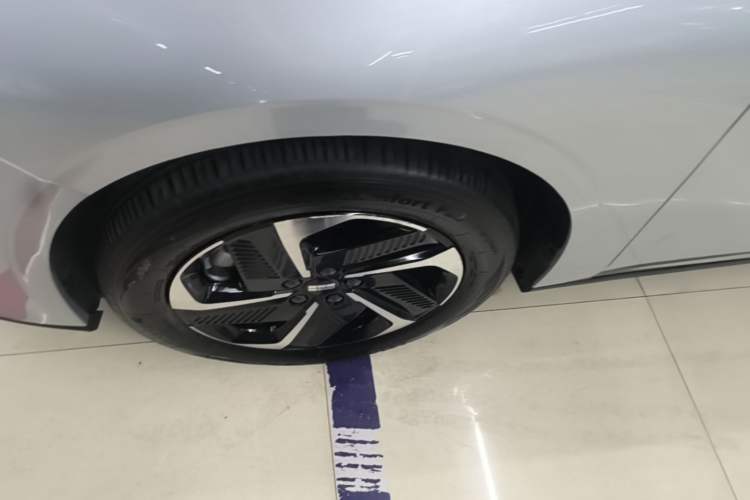 Used Geely Galaxy L6 2025 EM-i 140km Starship Edition Left Front Wheel Hub