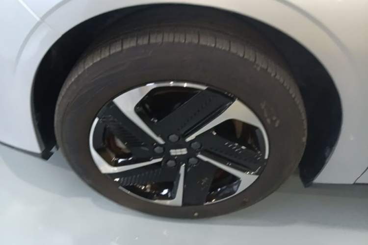 Used Geely Galaxy L6 2025 EM-i 140km Starship Edition Left Front Wheel Hub