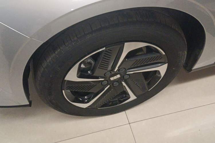Used Geely Galaxy L6 2025 EM-i 140km Explorer+ Edition Left Front Wheel Hub