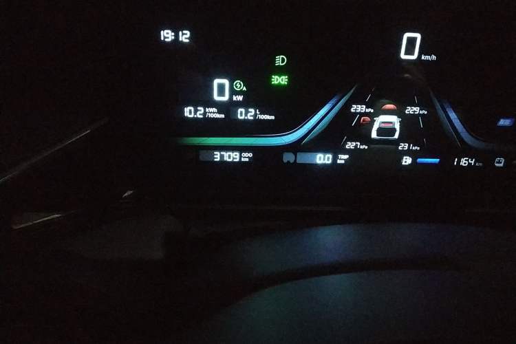 Used Geely Galaxy L6 2025 EM-i 140km Long-Range Version Odometer Close Up